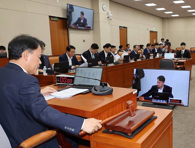 의사봉 두드리는 윤한홍 위원장     (서울=연합뉴스) 박동주 기자 = 30일 서울 여의도 국회에서 한국산업은행법 일부개정법률안 등을 심의, 의결하기 위해 열린 정무위원회 전체회의에서 윤한홍 위원장이 의사봉을 두드리고 있다. 2025.7.30     pdj6635@yna.co.kr (끝)