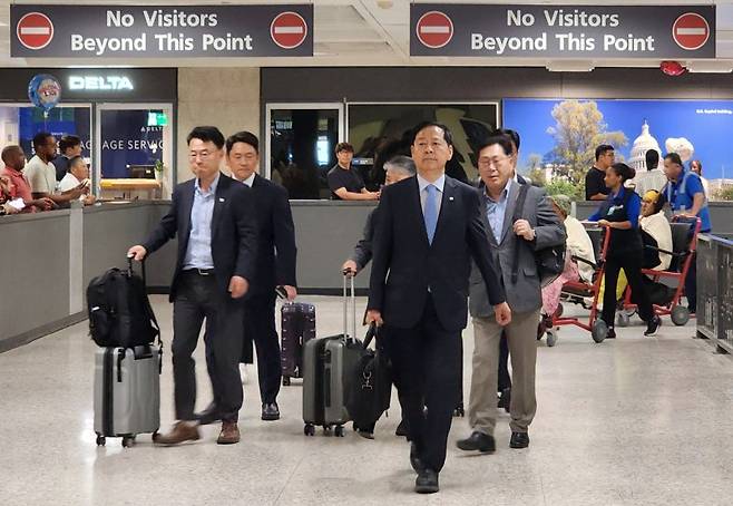 구윤철 부총리 겸 기획재정부 장관이 29일(현지시간) 워싱턴DC 인근 덜레스 국제공항을 통해 미국에 입국하고 있다. 연합뉴스