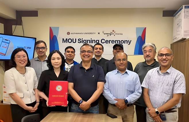 웅진씽크빅과 카트만두대학교 관계자들이 최근 진행된 업무협약식을 갖고 기념촬영을 하고 있다. 웅진 제공