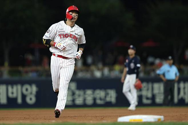 고종욱이 29일 6회 최민석에게 솔로 홈런을 때려내고 그라운드를 돌고 있다..KIA 타이거즈 제공