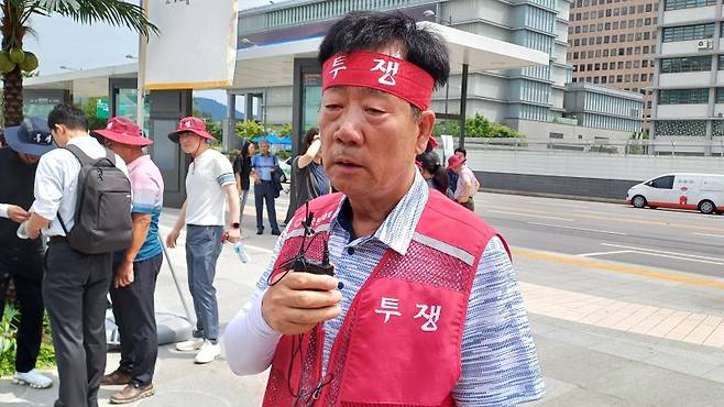 민경천 전국한우협회장이 30일 서울 광화문 광장에서 기자간담회를 한 뒤 인터뷰를 하고 있다. 사진=이환주 기자