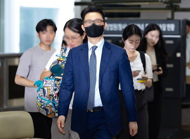 건진법사 전성배씨를 통해 김건희 여사에게 고가 선물을 전달하고 통일교의 현안을 청탁한 의혹을 받는 윤영호 전 세계평화통일가정연합(통일교) 세계본부장이 30일 오전 서울 서초구 서울중앙지방법원에서 열린 구속 전 피의자 심문(영장실질심사)에 출석하고 있다. / 사진=뉴시스