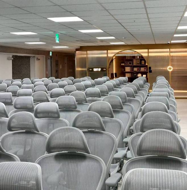 전직원 허먼 밀러 에어론 체어 지급