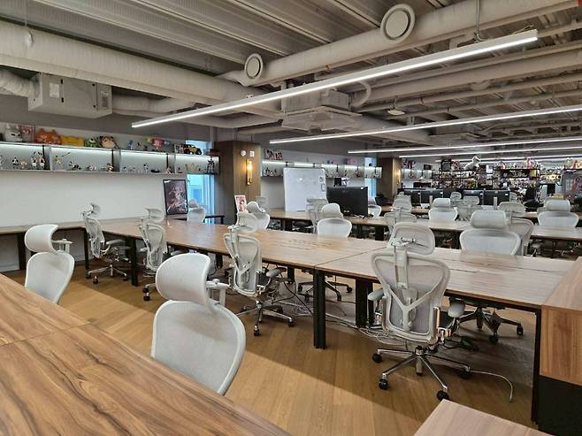 전직원 허먼 밀러 에어론 체어 지급