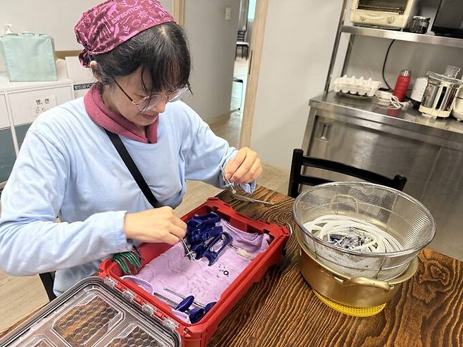 지난 15일 경기도 화성 ‘산안마을농장’에서 닭들에게 영양제를 공급할 준비를 하고 있다. 김지숙 기자