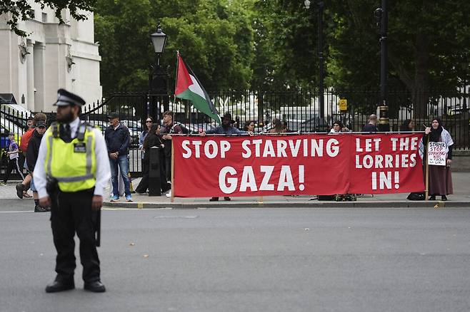29일(현지시각) 영국 총리 관저가 있는 런던의 다우닝가 외부에서 가자 주민들의 굶주림을 외면하지 말라는 시위가 열리고 있다. 이날 키어 스타머 영국 총리는 긴급 내각 회의를 열어 오는 9월 전 이스라엘이 휴전 등 가자 상황 개선에 나서지 않는다면 팔레스타인을 국가로 인정하겠다고 밝혔다. 영국이 팔레스타인을 국가로 인정한다면 주요7개국(G7) 국가 중 프랑스와 영국이 처음으로 팔레스타인을 국가로 인정하게 된다. 런던/AP 연합뉴스