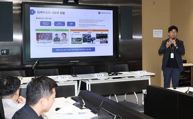 변준석 행정안전부 국립과학수사연구원 디지털과장이 지난 29일 오전 정부세종청사 중앙동 브리핑실에서 ‘딥페이크 불법콘텐츠 탐지 분석모델 및 활용성과’에 대해 기자질문에 답변하고 있다. 행정안전부 제공
