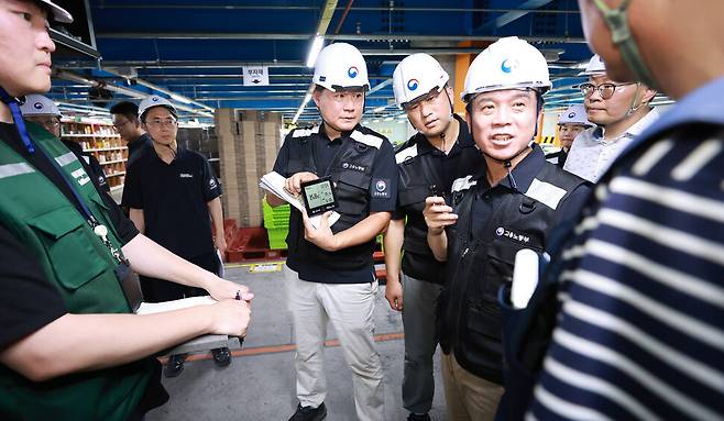 김영훈 고용노동부 장관이 30일 오후 경기 화성 쿠팡풀필먼트서비스 동탄물류센터를 방문해 온열질환 예방수칙 준수 여부를 불시 점검했다. 이날 물류센터 안의 체감온도는 35.8도로 나타났다. 고용노동부 제공