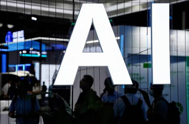 2023년 7월 중국 상하이에서 열린 세계인공지능대회(WAIC)에 참가자들이 줄을 서 있다. 연합뉴스