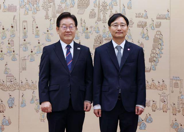 이재명 대통령이 28일 서울 용산 대통령실 청사에서 임광현 신임 국세청장에게 임명장을 수여한 뒤 기념촬영 하고 있다. 왕태석 선임기자