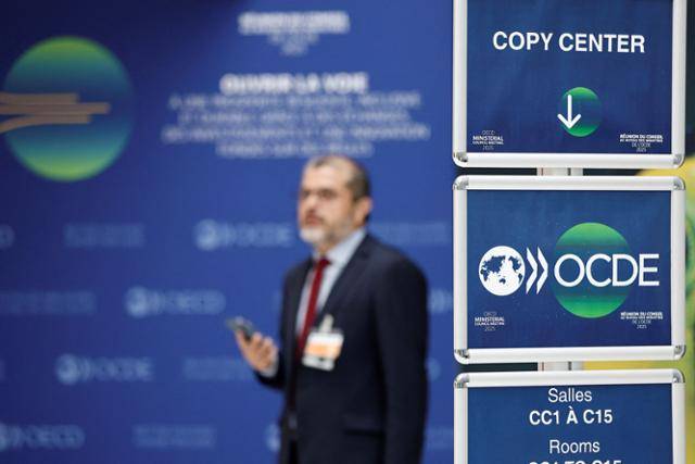 6월 프랑스 파리의 경제협력개발기구(OECD) 본부에서 열린 OECD 각료회의 현장에 OECD 로고가 그려진 푯말이 놓여있다. 파리=로이터 연합뉴스