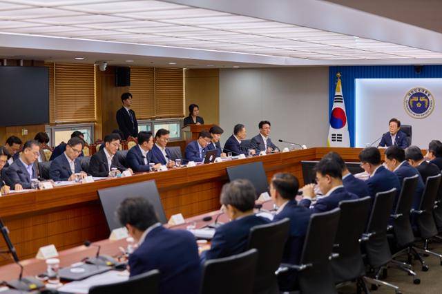 이재명 대통령이 30일 서울 용산 대통령실 청사에서 열린 비상경제점검 태스크 포스(TF) 3차 회의에서 발언을 하고 있다. 대통령실 제공