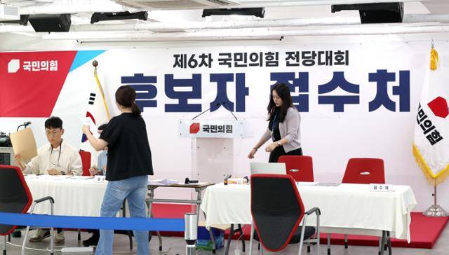 제6차 국민의힘 전당대회 후보자 접수 시작일인 30일 국민의힘 당사에서 당직자들이 접수 업무를 준비하고 있다. 뉴시스