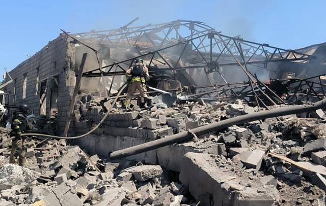 29일 우크라이나 자포리자 지역 빌렌케에서 러시아의 대규모 공습이 가해진 후 우크라이나 소방관들이 화재 진압 작업을 하고 있다. 빌렌케=UPI 연합뉴스