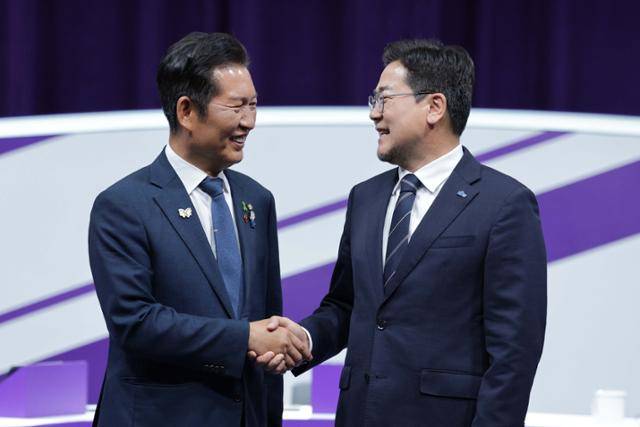 정청래(왼쪽), 박찬대 더불어민주당 당대표 후보가 29일 오후 서울 마포구 MBC에서 열린 TV토론회에서 기념 촬영을 하고 있다. 국회사진기자단