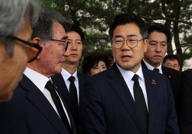 더불어민주당 대표 선거에 출마한 박찬대 의원이 30일 오후 제주시 봉개동 제주4·3평화공원에서 제주4·3희생자유족회 회원들과 이야기를 나누고 있다. 뉴스1