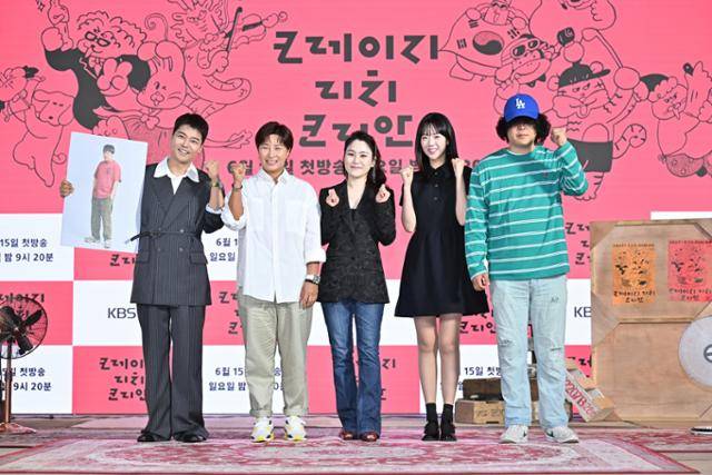 '크레이지 리치 코리안'은 최근 공식 홈페이지 속 시청자 소감 게시판의 운영을 중단했다. 일반인이 등장하는 포맷의 프로그램인 만큼 출연자 보호 차원에서 내린 결정이다. KBS 제공