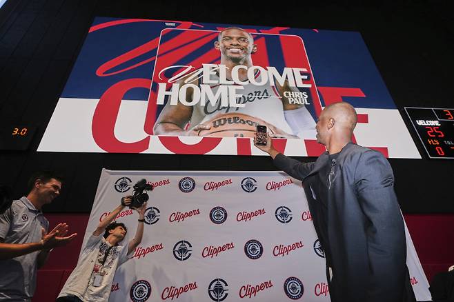 <yonhap photo-1864=""> Chris Paul, right, takes a photo with fans after being introduced as the newest member of the Los Angeles Clippers during a basketball news conference at Intuit Dome in Inglewood, Calif., Monday, July 28, 2025. (AP Photo/Damian Dovarganes)/2025-07-29 09:29:17/ <저작권자 ⓒ 1980-2025 ㈜연합뉴스. 무단 전재 재배포 금지, AI 학습 및 활용 금지></yonhap>