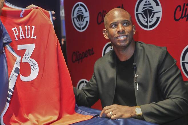 <yonhap photo-1900=""> Chris Paul signs Los Angeles Clippers jerseys after being introduced as the newest member of the team during an NBA basketball news conference in Inglewood, Calif., Monday, July 28, 2025. (AP Photo/Damian Dovarganes)/2025-07-29 09:37:20/ <저작권자 ⓒ 1980-2025 ㈜연합뉴스. 무단 전재 재배포 금지, AI 학습 및 활용 금지></yonhap>