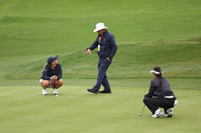 <yonhap photo-0715=""> PEBBLE BEACH, CALIFORNIA - JULY 07: Bailey Tardy of the United States talks with a rules official on the eighth green during the second round of the 78th U.S. Women's Open at Pebble Beach Golf Links on July 07, 2023 in Pebble Beach, California. Ezra Shaw/Getty Images/AFP (Photo by EZRA SHAW / GETTY IMAGES NORTH AMERICA / Getty Images via AFP)/2023-07-08 01:55:47/ <저작권자 ⓒ 1980-2023 ㈜연합뉴스. 무단 전재 재배포 금지.></yonhap>