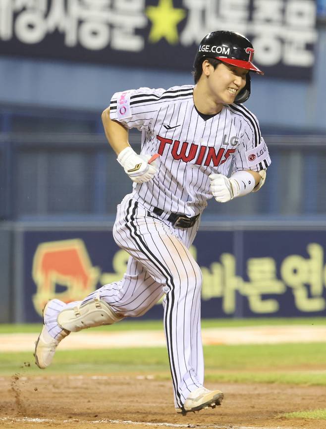 LG 구본혁이 29일 잠실 KT전 8회 말 1타점 적시타를 날리고 웃으며 1루로 달려가고 있다. 잠실=정시종 기자 capa@edaily.co.kr /2025.07.29.