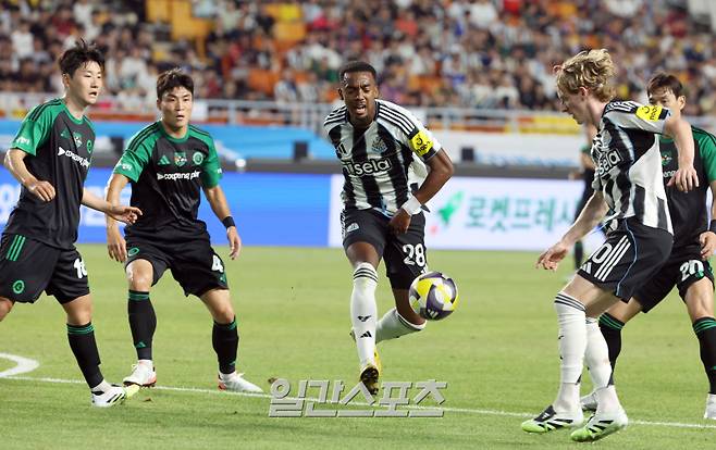 ‘2025 쿠팡플레이 시리즈’ 팀 K리그와 뉴캐슬의 경기가 30일 오후 수원월드컵경기장에서 열렸다. 뉴캐슬 앤서니 고든(오른쪽)이 공을 잡아내 고 있다. 수원=정시종 기자 capa@edaily.co.kr /2025.07.30.