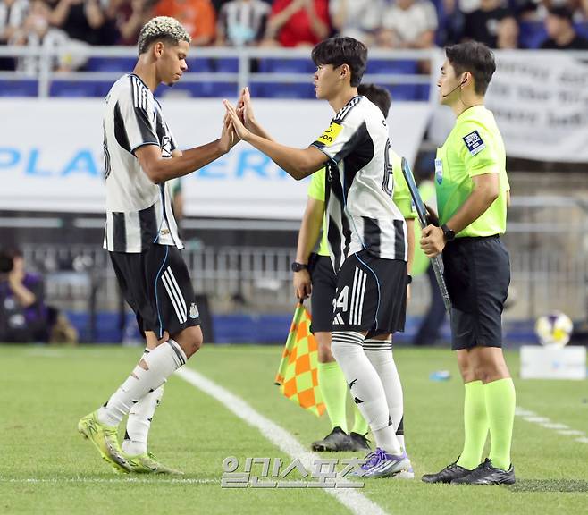 ‘2025 쿠팡플레이 시리즈’ 팀 K리그와 뉴캐슬의 경기가 30일 오후 수원월드컵경기장에서 열렸다. 뉴캐슬 박승수가 후반 교체 되어 들어가고 있다. 수원=정시종 기자 capa@edaily.co.kr /2025.07.30.