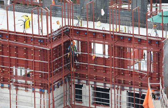 대형 건설사들의 상반기 실적이 지난해 대비 개선된 것으로 나타났다. 서울 시내 한 건설 현장에서 작업자들이 작업을 하고 있다. [사진=연합뉴스]