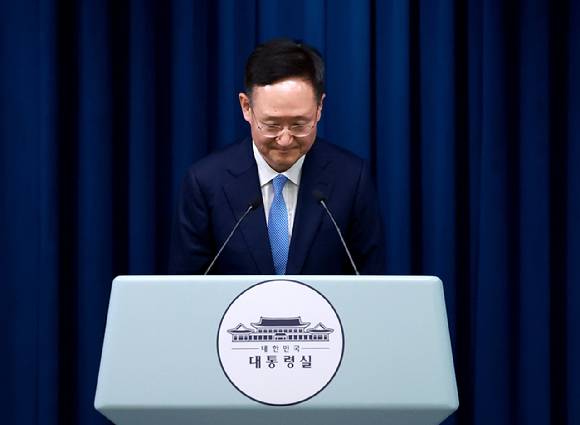 붕욱 대통령실 민정수석이 지난 24일 서울 용산 대통령실 청사에서 강훈식 대통령비서실장 브리핑 뒤 취재진 질문에 답하고 있다. 2025.7.24 [사진=연합뉴스]