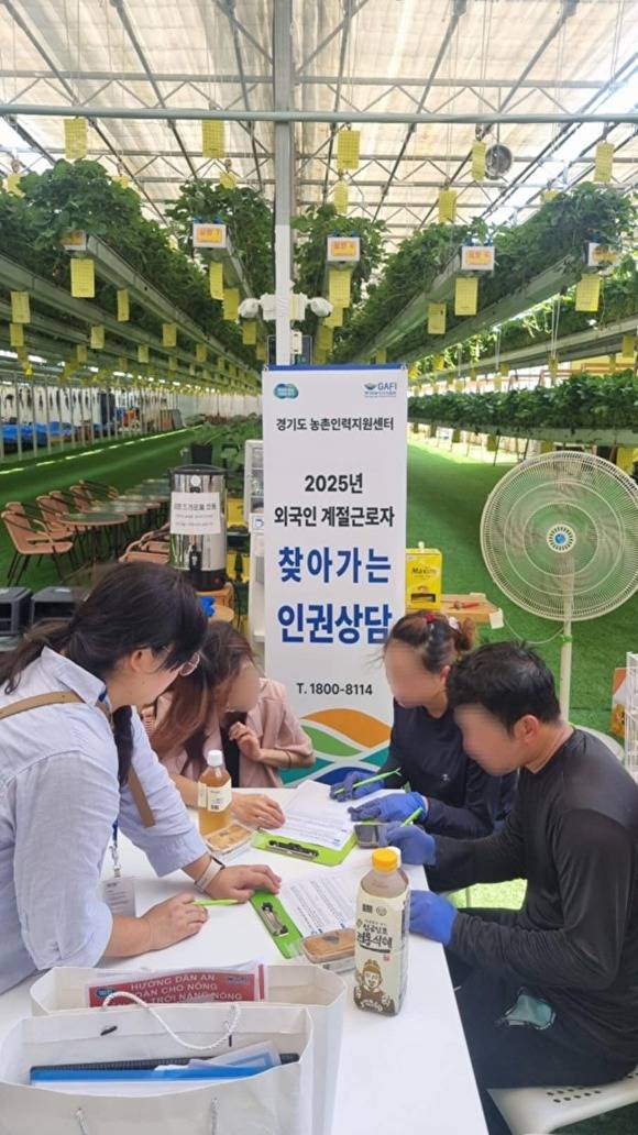 외국인 계절근로자를 대상으로 '찾아가는 인권상담' 모습. [사진=경기도]
