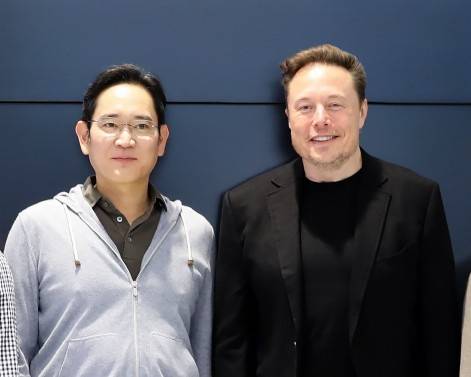 이재용 삼성전자 회장과 일론 머스크 테슬라 CEO(오른쪽)가 지난 2023년 삼성전자 북미법인에서 만나 기념사진을 찍고 있다. [사진=삼성]
