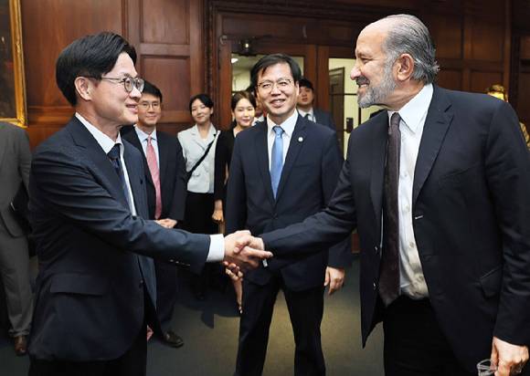 김정관 산업통상자원부 장관이 지난 24일(현지시간) 미국 워싱턴 DC 상무부 회의실에서 하워드 러트닉 상무부 장관과 악수하고 있다. [사진=산업통상자원부]