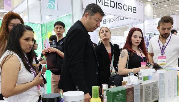 지난해 5월 코엑스에서 열린 서울국제화장품미용,건강산업 박람회에서 외국인들이 전시 상품을 보고 있다. [사진=연합뉴스]