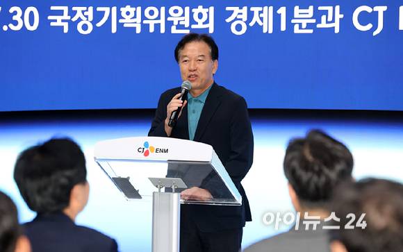 정태호 국정기획위원회 경제1분과장이 30일 경기 파주시 탄현면 CJ ENM 스튜디오를 찾아 인사말을 하고 있다. [사진=사진공동취재단]