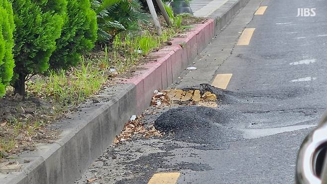 오늘(30일) 낮 제주시 연동의 한 도로가 변형된 모습 (사진, 김재연 기자)