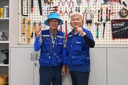 마을지킴이들이 파이팅을 외치고 있다. 이명열, 김진범씨. [사진 울산 동구]
