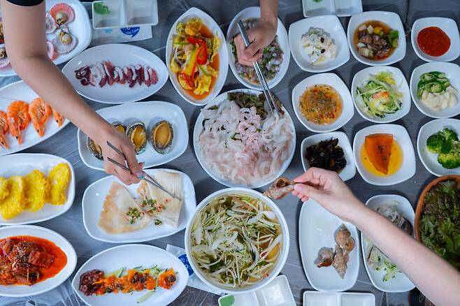 거제 이수도는 '1박3식'이라는 푸짐한 콘셉트의 민박 상품 덕에 전국구 관광지로 떴다. 사진은 산만디민박의 점심상. 24가지 반찬이 깔렸다. 아직 매운탕은 나오지 않았다. 백종현 기자