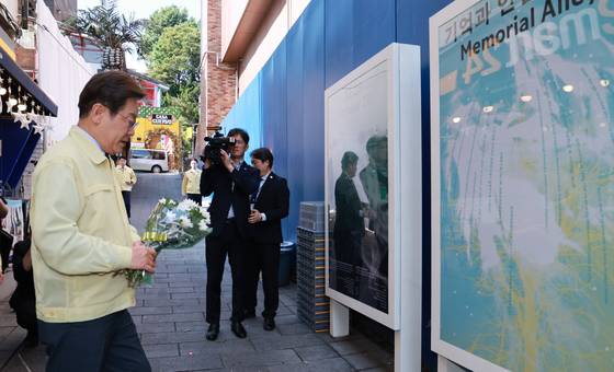 이재명 대통령이 지난달 12일 서울 용산구 이태원 참사 현장 '10·29 기억과 안전의 길'에서 헌화하고 있다. 연합뉴스