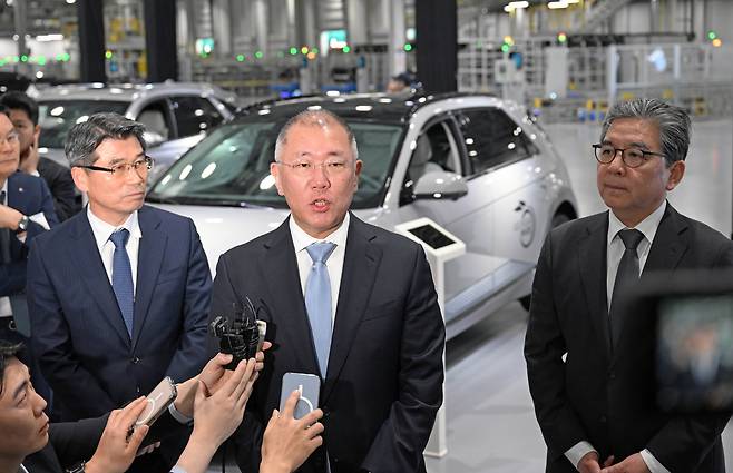 정의선 현대차그룹 회장이 지난 3월 26일(현지시간) 미국 조지아주 엘라벨에서 열린 ‘현대자동차그룹 메타플랜트 아메리카’(HMGMA) 준공식에서 기자들과 인터뷰하고 있다. 사진 현대차그룹