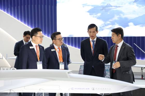 김동관 한화그룹 부회장(왼쪽 세 번째)이 5월 29일 부산 벡스코에서 열린 '국제해양방위산업전(MADEX) 2025'에서 관계자들과 대한항공 부스를 둘러보고 있다. 연합뉴스