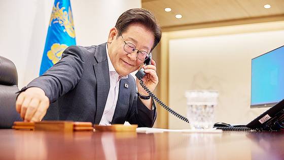 이재명 대통령이 지난 22일 서울 용산 대통령실 청사 집무실에서 타밈 빈 하마드 알 싸니 카타르 국왕과 전화 통화하고 있다. 뉴스1