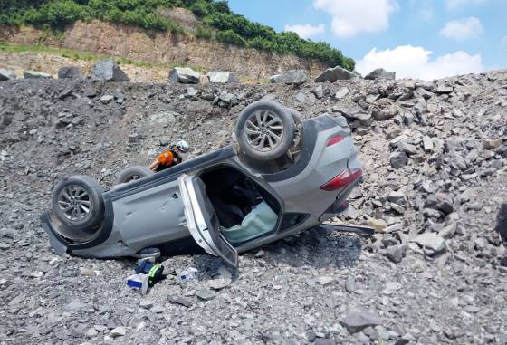 지난해 8월 2일 오후 경남 사천시 사천읍 한 석산에서 SUV 차량이 추락, 전복돼 있다. 사진 경남소방본부