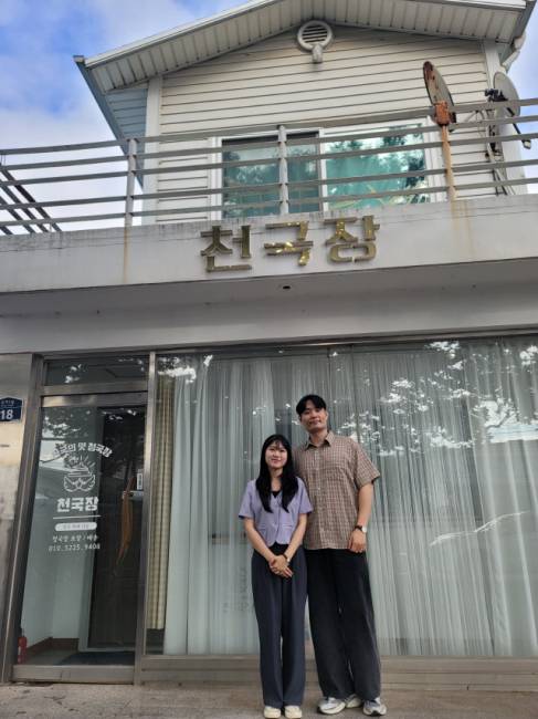 최소연·김성훈 천국장 대표가 삼척 근덕면 교가리의 사무실에서 인터뷰를 갖고 사진을 촬영했다. 이설화 기자