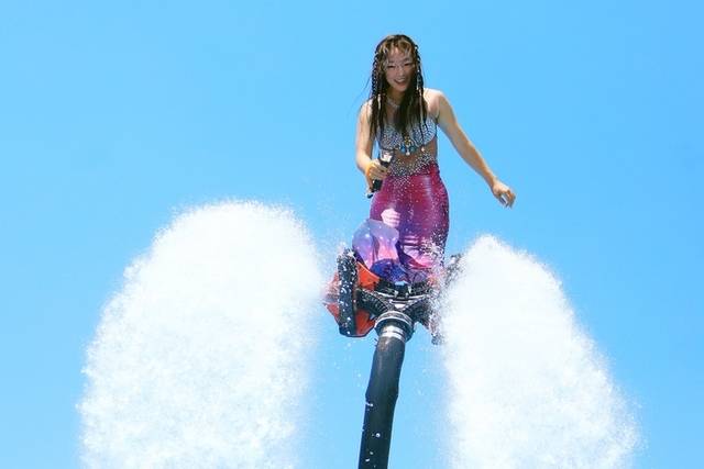 ▲ 인제, 두번째 여름축제 ‘여름愛 인제愛 빠지다’가 남면 부평리 빙어호 일원에서 오는 8월 10일까지 열리고 있는 가운데 지난 29일 플라이보드 세계챔피언 박진민 선수가 축제장 내 수상레저 체험장에서 시원하고 짜릿한 공연을 선보여 관광객들의 호응을 얻었다. 인제군 제공