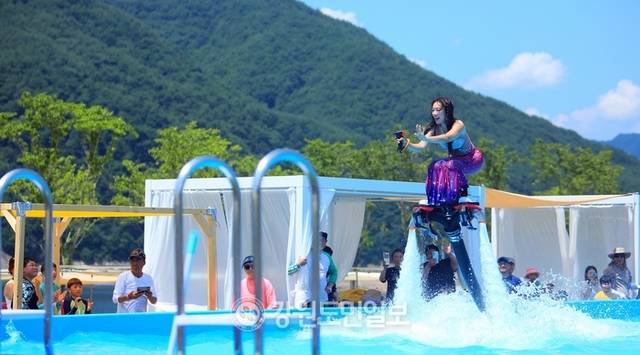 ▲ 인제, 두번째 여름축제 ‘여름愛 인제愛 빠지다’가 남면 부평리 빙어호 일원에서 오는 8월 10일까지 열리고 있는 가운데 지난 29일 플라이보드 세계챔피언 박진민 선수가 축제장 내 수상레저 체험장에서 시원하고 짜릿한 공연을 선보여 관광객들의 호응을 얻었다. 인제군 제공