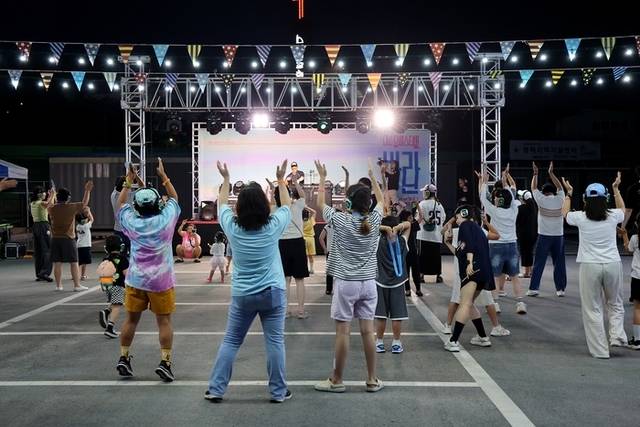 ▲ ‘무소음 페스티벌, 바란’이 30일 동해시 갤러리바란 인근 공영주차장(발한로 211-5)에서 성황리에 열렸다. 옛 전성기 시절의 문화를 현대적 감각으로 재구성한 문화재생 프로젝트이다. 사일런트 디스코, DJ와 함께하는 무소음 클럽 댄스파티, 가족 레크리에이션 게임 등 향수를 자극하는 프로그램이 줄지어 판을 벌였다.