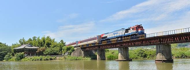 ▲ 화순 지석강 철교 위를 지나는 경전선 열차