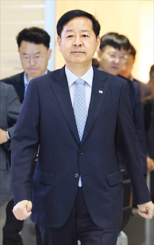 < “국익 지키고 오겠다” > 구윤철 부총리 겸 기획재정부 장관이 29일 인천국제공항을 통해 미국으로 출국하고 있다. 구 부총리는 31일 미국 워싱턴DC에서 스콧 베선트 재무장관과 ﻿통상 현안을 협의할 계획이다.  이솔 기자
