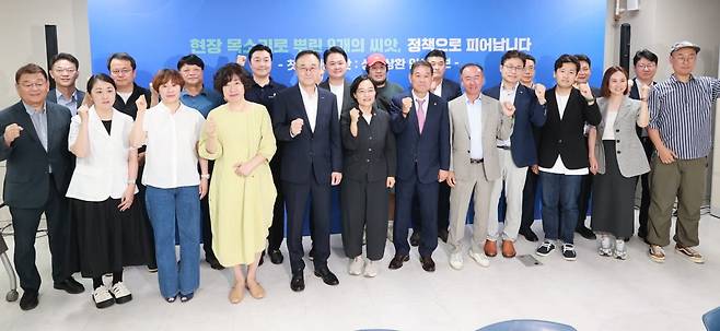 한성숙 중소벤처기업부 장관이 30일 서울 종로구 소상공인시장진흥공단 서울중부센터에서 열린 '소상공인 회복과 안전망 확충을 위한 릴레이 간담회'에서 참석자들과 기념 촬영을 하고 있다. /제공=중소벤처기업부