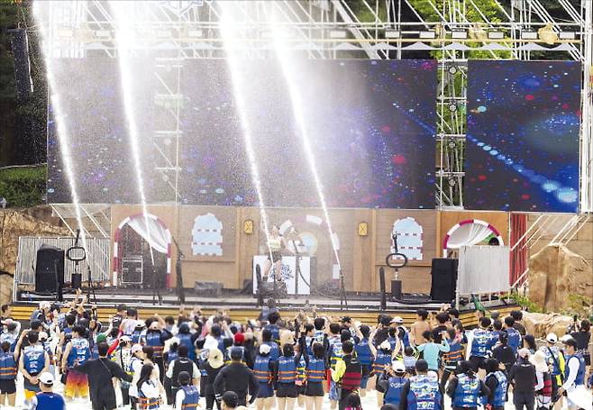 원피스와 콜라보한 여름 축제가 진행 중인 캐리비안 베이 파도풀의 모습.  삼성물산 제공